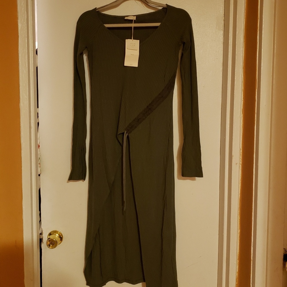 Long shirt with long sleeves, green color,new